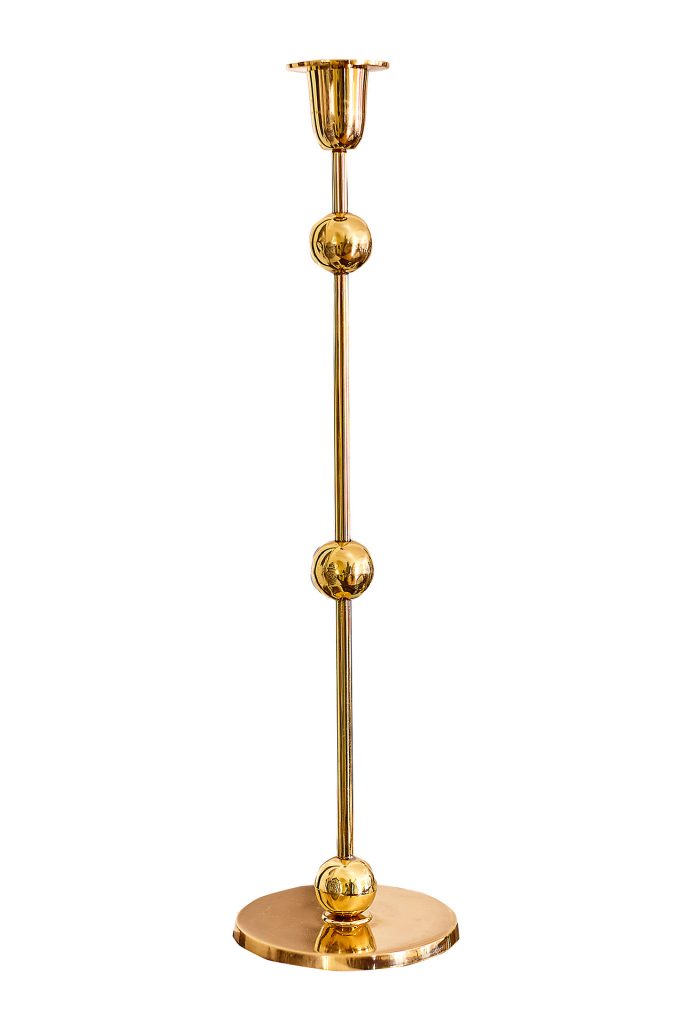 Newport Collection JULIETTE CANDLE HOLDER Ylellinen kynttiläjalka massiivista kiillotettua messinkiä. Ajattoman muotoilunsa ja kokonsa vuoksi tämä on tyylikäs sisustuselementti kodissasi. Sopii kruunukunttilöille. Korkeus: 31,5 cm. Ø 10 cm.